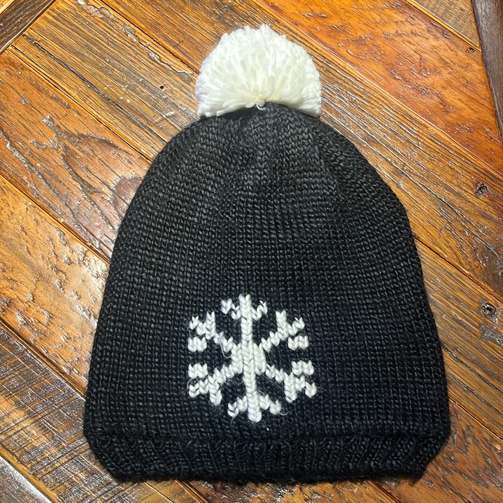 Women’s winter hat. BLK/white. No size